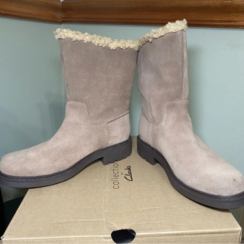 Clarks‎ Lined Suede Mid Boots Opal Side Zip Women's Size 6 Beige Sherpa